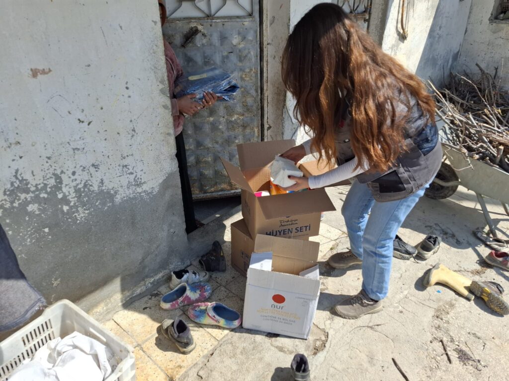 Mujer entregando productos menstruales a Turquia.